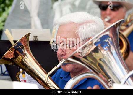 Musiker Ellesborough Silber Band spielt eine Besson 700 Stockfoto