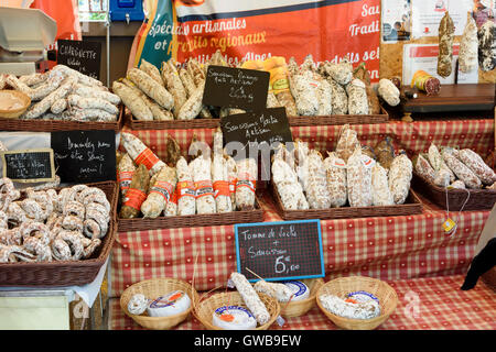 Anzeige der traditionellen getrocknete Wurst in einem Dorf in den Alpen am Tag von einem traditionellen Mobilfunkmarkt, Frankreich, Europa Stockfoto