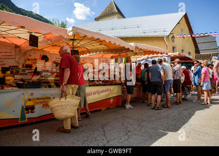 Traditionelle Mobilfunkmarkt in einem Dorf in den französischen Alpen genannt, Mont-De-Lans, Frankreich Stockfoto