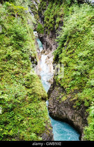 Wilder Fluss fließt durch die Leutaschklamm Stockfoto