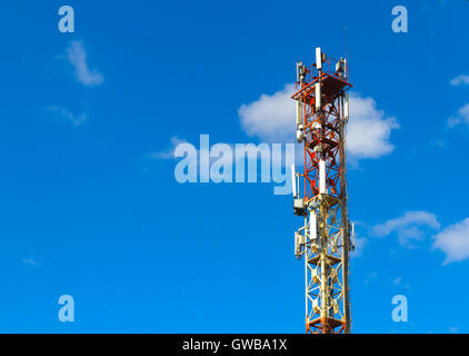 Mobilfunkverbindung Turm mit Sende- und Antenns über einen blauen Himmelshintergrund. Stockfoto