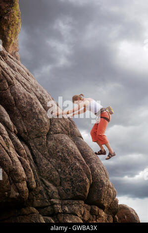 Junge Frau Klettern am Elephant Rock, in der Nähe von Buena Vista, Colorado, USA Stockfoto