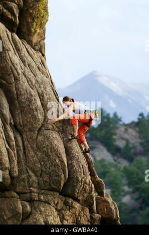 Junge Frau Klettern am Elephant Rock, in der Nähe von Buena Vista, Colorado, USA Stockfoto