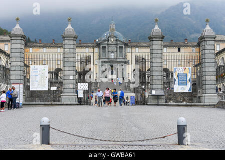 Oropa, Italien - 4. September 2016: Besucher zu Fuß das Heiligtum von Oropa auf Italien, Unesco Weltkulturerbe Stockfoto