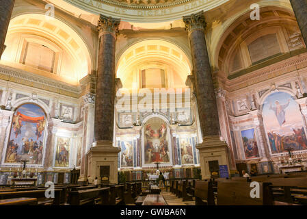 Oropa, Italien - 4. September 2016: Menschen beten in der Kirche des Heiligtums von Oropa auf Italien, Unesco Weltkulturerbe Stockfoto