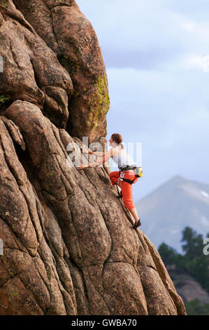 Junge Frau Klettern am Elephant Rock, in der Nähe von Buena Vista, Colorado, USA Stockfoto