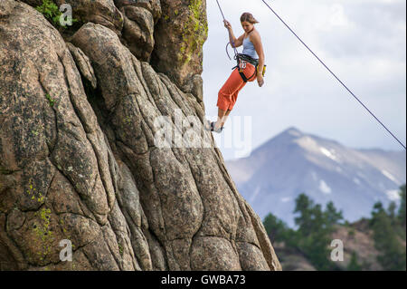 Junge Frau Klettern am Elephant Rock, in der Nähe von Buena Vista, Colorado, USA Stockfoto