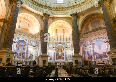 Oropa, Italien - 4. September 2016: Menschen beten in der Kirche des Heiligtums von Oropa auf Italien, Unesco Weltkulturerbe Stockfoto