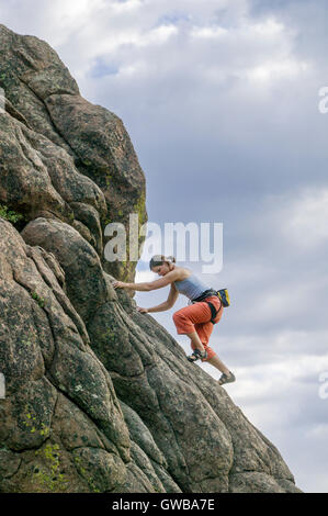 Junge Frau Klettern am Elephant Rock, in der Nähe von Buena Vista, Colorado, USA Stockfoto