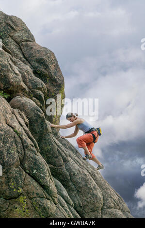 Junge Frau Klettern am Elephant Rock, in der Nähe von Buena Vista, Colorado, USA Stockfoto