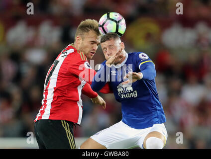 Sunderland Jan Kirchhoff Kämpfe um den Ball mit Everton Ross Barkley (rechts) während der Premier League match im Stadion des Lichts, Sunderland. Stockfoto