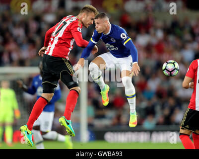 Sunderland Jan Kirchhoff Kämpfe um den Ball mit Everton Ross Barkley (rechts) während der Premier League match im Stadion des Lichts, Sunderland. Stockfoto