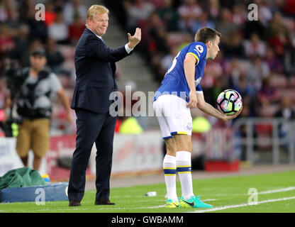 Everton Manager Ronald Koeman (links) während der Premier-League-Spiel im Stadion des Lichts, Sunderland. Stockfoto