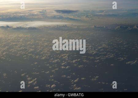 schöne Wolken Blick aus dem Fenster eines Flugzeugs Stockfoto