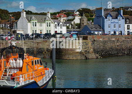 Portpatrick Dorf und Hafen in Wigtownshire, Dumfries and Galloway, Schottland. Das Waterfront Hotel ist rechts vom Foto. Stockfoto