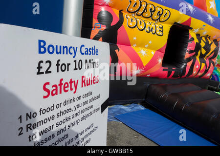 Bouncy Castle Regeln Sicherheitszeichen Stockfoto