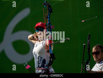 Großbritanniens Jodie Grinham und John Stubbs konkurrieren im Mixed Team Compound offen Bogenschießen Halbfinale bei der Sambodromo während des fünften Tages der Rio Paralympischen Spiele 2016 in Rio De Janeiro, Brasilien. Stockfoto