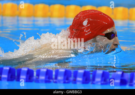 Großbritanniens Sascha Kindred auf seinem Weg zum Gewinn der Goldmedaille bei den Herren 200 m Lagenschwimmen - SM6 Finale im Olympiastadion Aquatics während des fünften Tages der Rio Paralympischen Spiele 2016 in Rio De Janeiro, Brasilien. Stockfoto