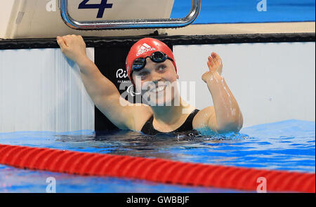 Großbritanniens Eleanor Simmonds feiert Gewinn der Goldmedaille bei den Frauen 200 m Lagenschwimmen - SM6 Finale im Olympiastadion Aquatics während des fünften Tages der Rio Paralympischen Spiele 2016 in Rio De Janeiro, Brasilien. Stockfoto