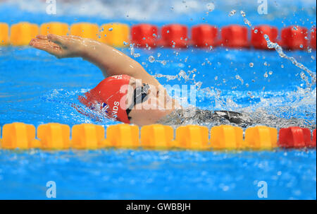 Großbritanniens Eleanor Simmonds auf ihrem Weg zum Gold während der Frauen 200 m Lagenschwimmen - SM6 Finale im Olympiastadion Aquatics während des fünften Tages der Rio Paralympischen Spiele 2016 in Rio De Janeiro, Brasilien. Stockfoto