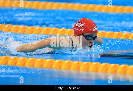 Großbritanniens Eleanor Simmonds auf ihrem Weg zum Gold während der Frauen 200 m Lagenschwimmen - SM6 Finale im Olympiastadion Aquatics während des fünften Tages der Rio Paralympischen Spiele 2016 in Rio De Janeiro, Brasilien. Stockfoto