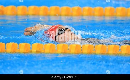 Großbritanniens Eleanor Simmonds auf ihrem Weg zum Gold während der Frauen 200 m Lagenschwimmen - SM6 Finale im Olympiastadion Aquatics während des fünften Tages der Rio Paralympischen Spiele 2016 in Rio De Janeiro, Brasilien. Stockfoto