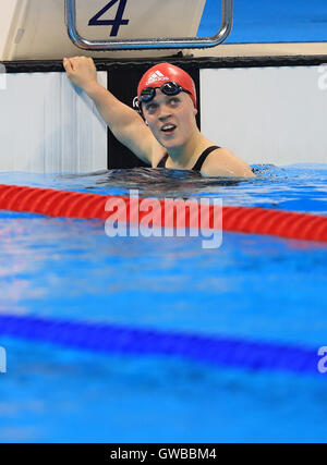 Großbritanniens Eleanor Simmonds feiert Gewinn der Goldmedaille bei den Frauen 200 m Lagenschwimmen - SM6 Finale im Olympiastadion Aquatics während des fünften Tages der Rio Paralympischen Spiele 2016 in Rio De Janeiro, Brasilien. Stockfoto