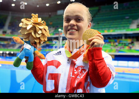 Großbritanniens Eleanor Simmonds mit ihrer Goldmedaille gewann in der Frauen 200 m Lagenschwimmen - SM6 Finale im Olympiastadion Aquatics während des fünften Tages der Rio Paralympischen Spiele 2016 in Rio De Janeiro, Brasilien. Stockfoto