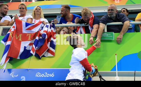 Großbritanniens Eleanor Simmonds grüßt ihre Familie mit ihrer Goldmedaille gewann in der Frauen 200 m Lagenschwimmen - SM6 Finale im Olympiastadion Aquatics während des fünften Tages der Rio Paralympischen Spiele 2016 in Rio De Janeiro, Brasilien. Stockfoto