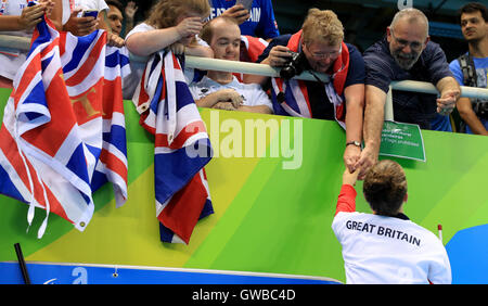 Großbritanniens Eleanor Simmonds grüßt ihre Familie mit ihrer Goldmedaille gewann in der Frauen 200 m Lagenschwimmen - SM6 Finale im Olympiastadion Aquatics während des fünften Tages der Rio Paralympischen Spiele 2016 in Rio De Janeiro, Brasilien. Stockfoto