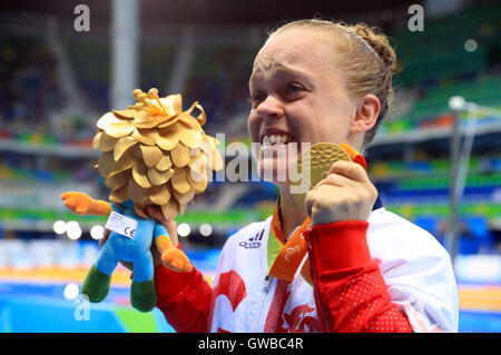 Großbritanniens Eleanor Simmonds mit ihrer Goldmedaille gewann in der Frauen 200 m Lagenschwimmen - SM6 Finale im Olympiastadion Aquatics während des fünften Tages der Rio Paralympischen Spiele 2016 in Rio De Janeiro, Brasilien. Stockfoto