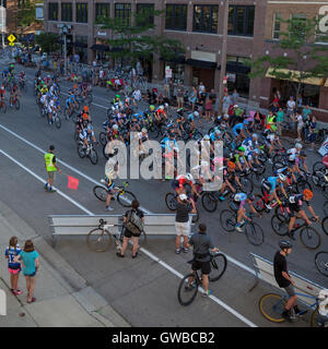 Der Wermutstropfen Avenue-Bike-Rennen in Milwaukee, Wisconsin ist eine jährliche Veranstaltung im Rahmen der Tour of America Dairyland. Stockfoto