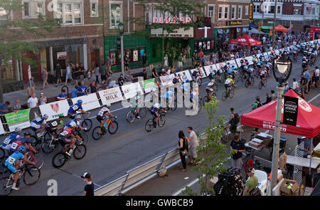 Der Wermutstropfen Avenue-Bike-Rennen in Milwaukee, Wisconsin ist eine jährliche Veranstaltung im Rahmen der Tour of America Dairyland. Stockfoto