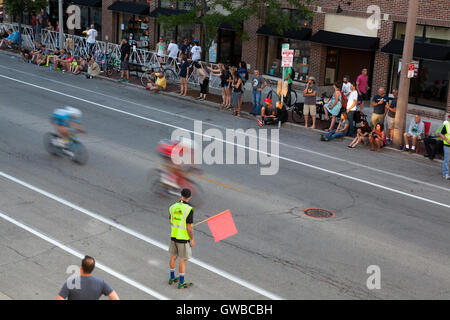 Der Wermutstropfen Avenue-Bike-Rennen in Milwaukee, Wisconsin ist eine jährliche Veranstaltung im Rahmen der Tour of America Dairyland. Stockfoto