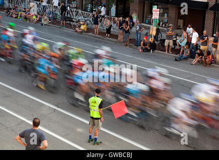 Der Wermutstropfen Avenue-Bike-Rennen in Milwaukee, Wisconsin ist eine jährliche Veranstaltung im Rahmen der Tour of America Dairyland. Stockfoto