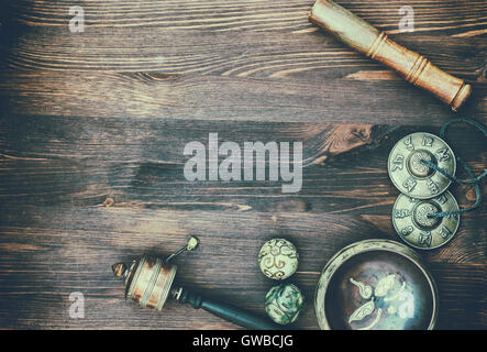 Singing Bowl, magische Kugeln, Trommel und Trommel-Platte auf einem hölzernen Hintergrund Vintage Muskelaufbau Stockfoto