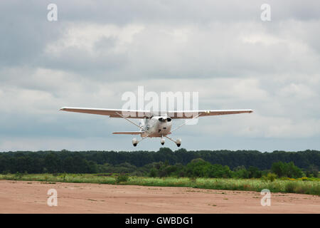 Zhitomir, Ukraine - 31. Juli 2011: Cessna 172S Skyhawk XP kommt von Start-und Landebahn in bewölkten Himmel für ein Ferienflug in Gang Stockfoto