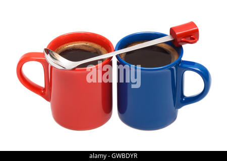 blaue rote Ende Tassen Kaffee auf weißem Hintergrund Stockfoto