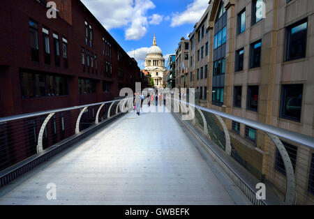 London, England, Vereinigtes Königreich. Überqueren die Millennium Bridge Towrads St Pauls Cathedral Stockfoto