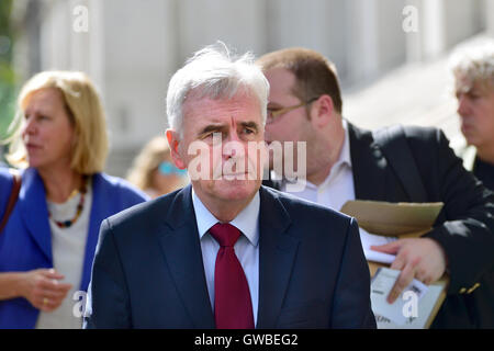 John McDonnell MP (Labour: Hayes und Harlington) Schatten-Kanzler in Whitehall, Sept. 2016 Stockfoto