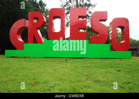 Ein super-size Croeso, oder "Willkommen" Schild am Eingang zum National Eisteddfod feiern Abergavenny Monmoouthshire Wales 2016 Stockfoto