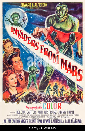 Invaders from Mars (1953) unter der Regie von William Cameron Menzies und Darsteller Helena Carter, Arthur Franz und Jimmy Hunt. Mars Invasoren landen und starten, über den Köpfen der Menschen zu nehmen. Stockfoto