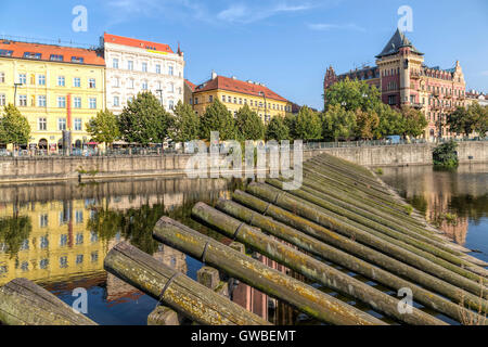 Hölzerne Barriere gegen driften Eis am Fluss Vltava (Moldau) in der Nähe von Karlsbrücke, Staré Město, Prag 1, Tschechische Republik, Europa Stockfoto