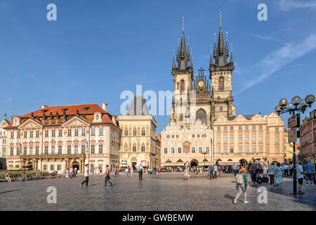 Der Altstädter Ring (Jizchak Náměstí) mit Blick auf die Kirche der Gottesmutter vor Tyn, in Prag, Tschechien. Stockfoto