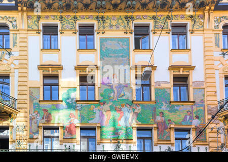 Reich verzierte Gebäude mit Jugendstil-Fassade auf Vodička, Nové Město, Neustadt, Prag 1, Tschechische Republik. Stockfoto