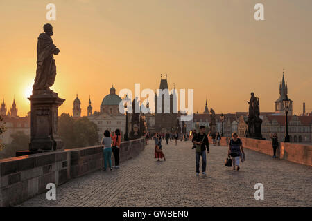 Sonnenaufgang auf der Charles Brücke über den Fluss Vltava (Moldau) mit Türmen & Türme der Altstadt jenseits, Prag, Tschechische Republik. Stockfoto