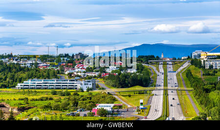 Kringlumyrarbraut Straße, Teil der Route 40 in Reykjavik - Island Stockfoto
