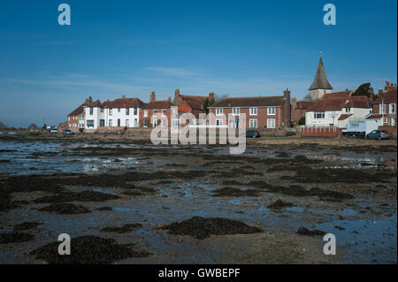 Bosham, West Sussex, Großbritannien. Häuser am Wasser mit Blick auf eine Mündung bei Ebbe. Stockfoto