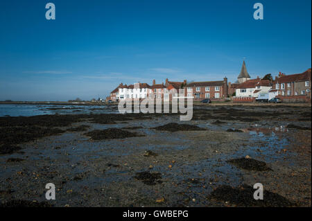 Bosham, West Sussex, Großbritannien. Häuser am Wasser mit Blick auf eine Mündung bei Ebbe. Stockfoto