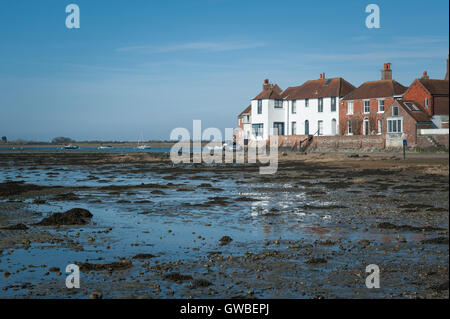 Bosham, West Sussex, Großbritannien. Häuser am Wasser mit Blick auf eine Mündung bei Ebbe. Stockfoto